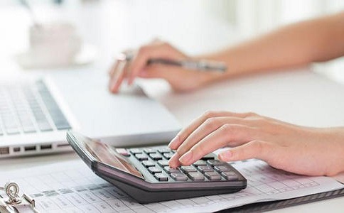 與財務外包服務商密切合作